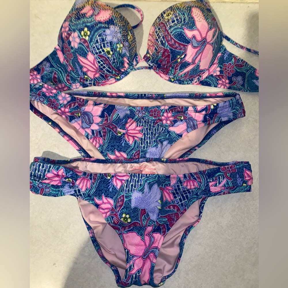 Victoria’s Secret bombshell swimsuit with two bottoms